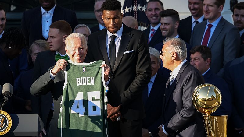 Biden homenajea a los Bucks por su título de NBA | Ver