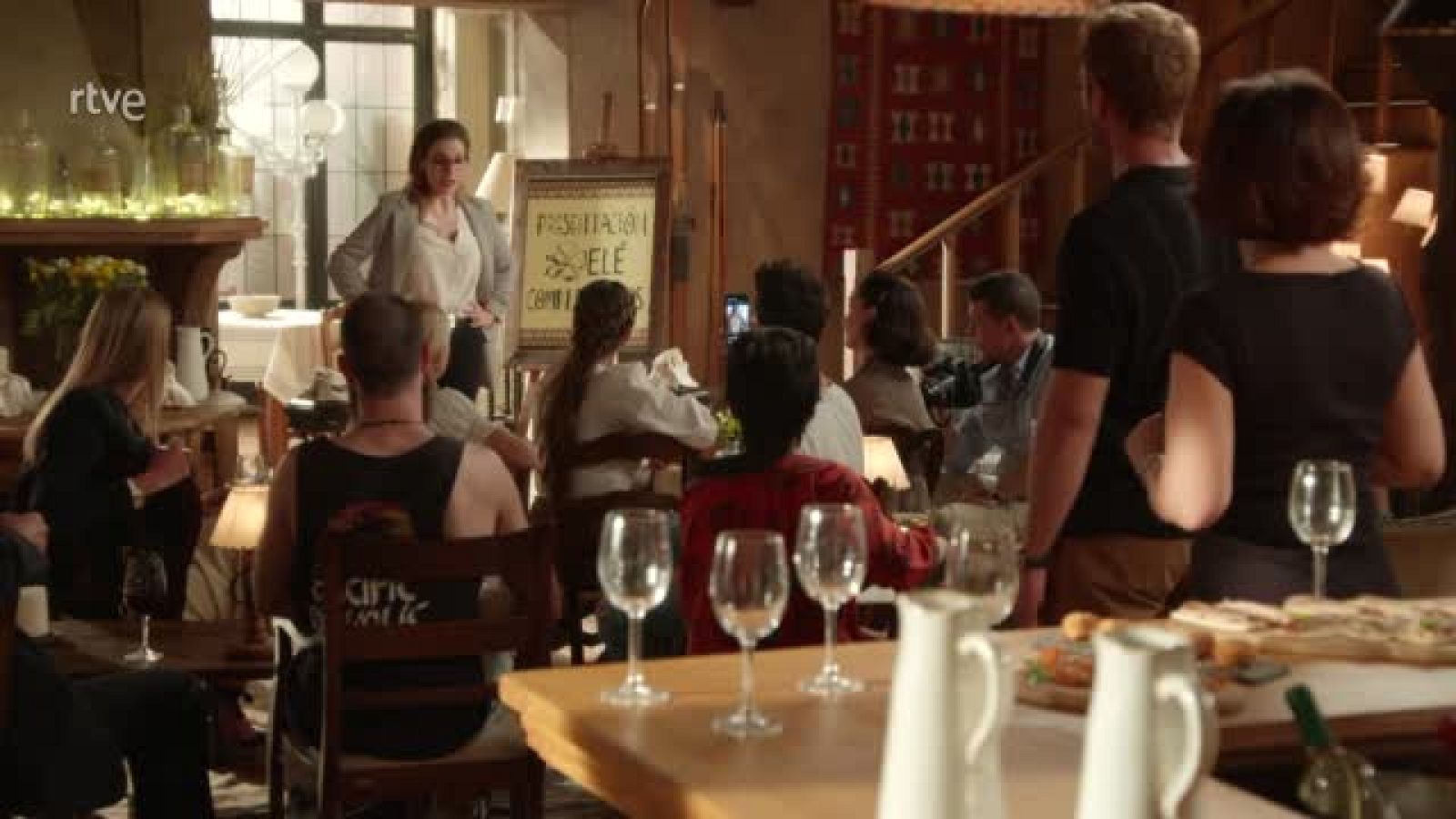 Leo aparece en mitad de la presentación de complementos y declara su amor