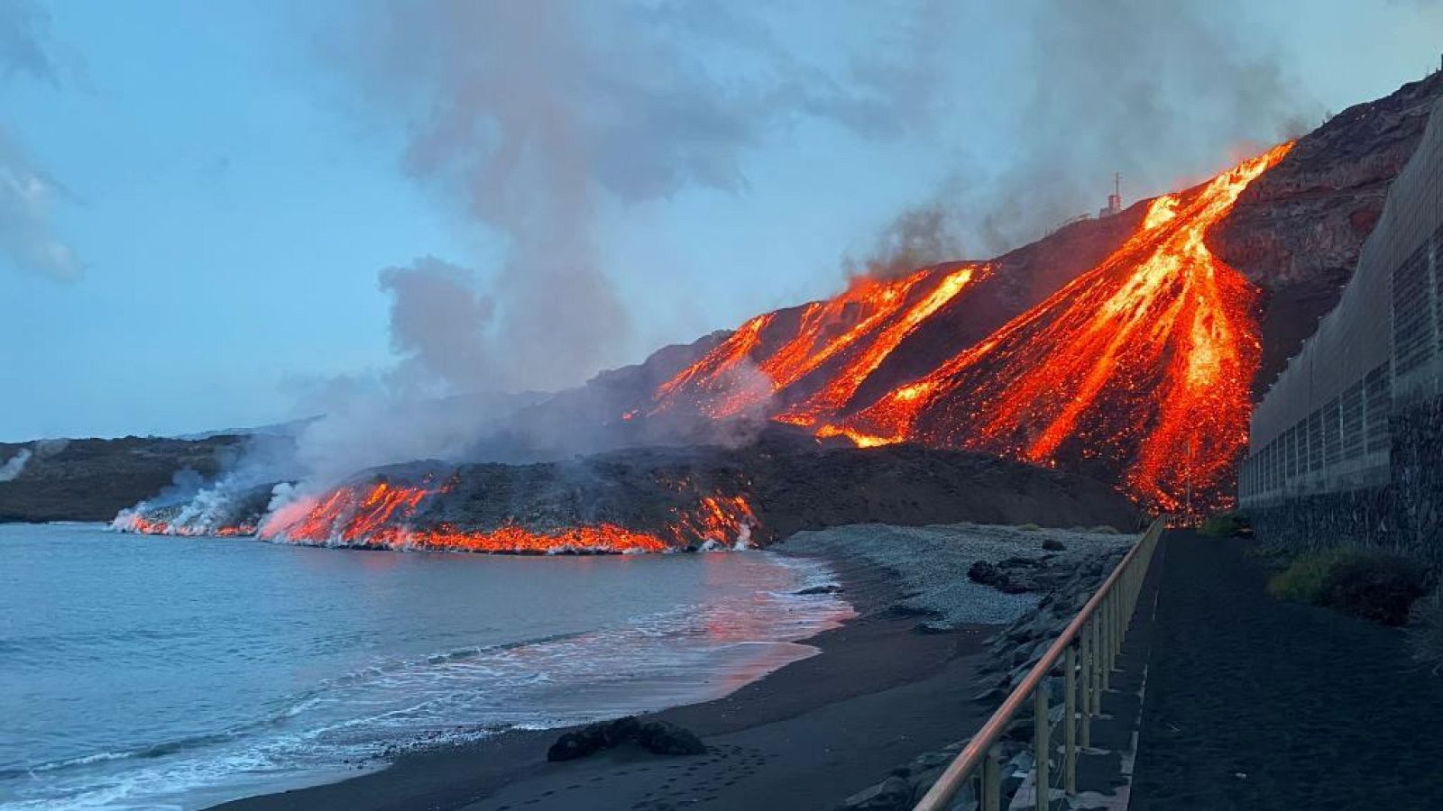 Volcán de La Palma: la lava llega al mar por segunda vez | Ver