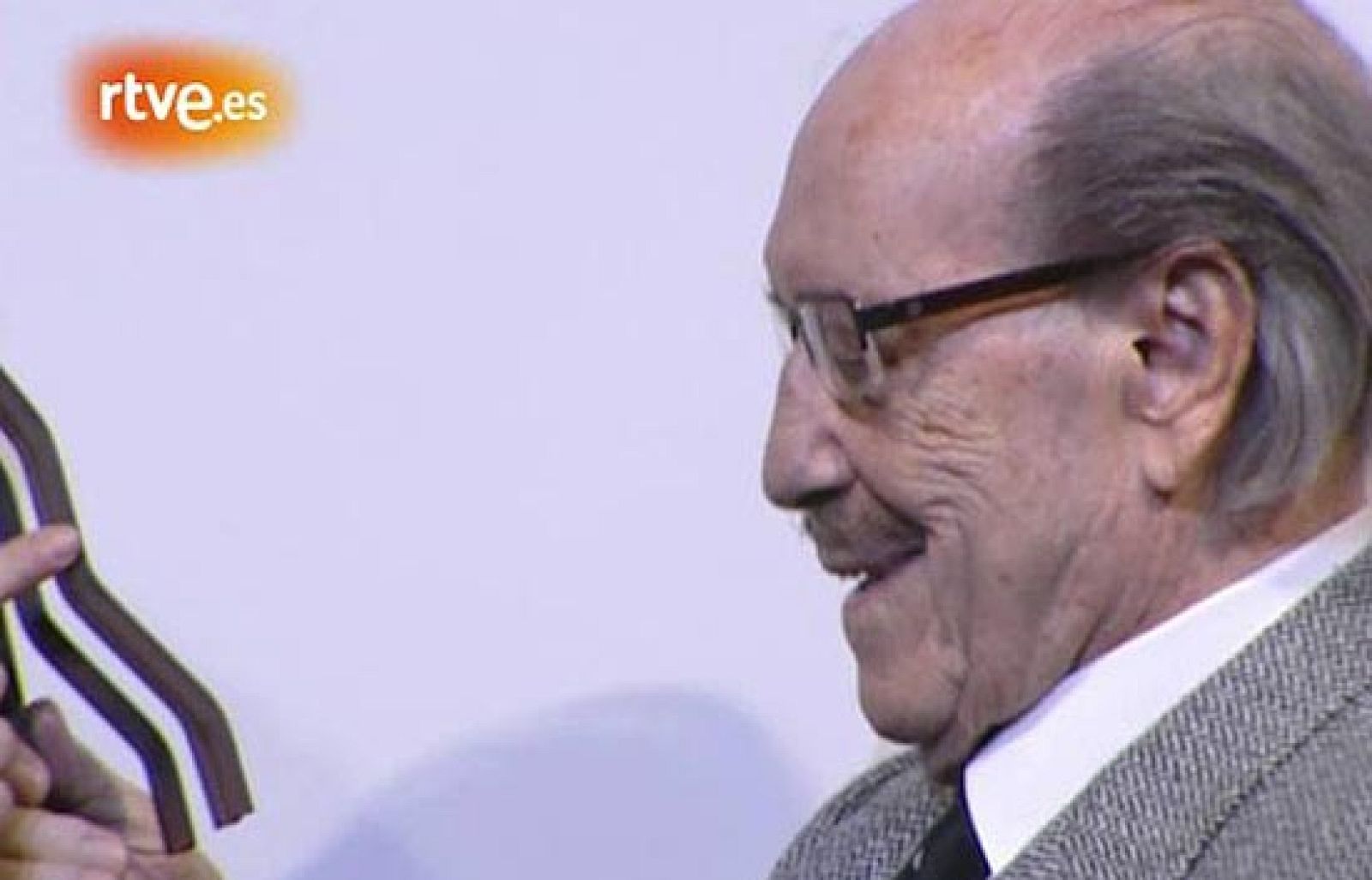 López Vázquez fue galardonado con el Fotogramas de Plata en 2006 por su carrera artística, por la que también recibió en Goya de Honor en 2004.