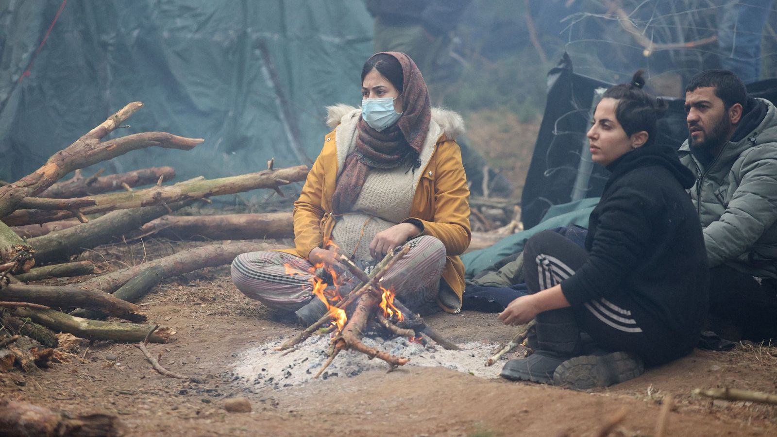 Un grupo de migrantes junto a una hoguera