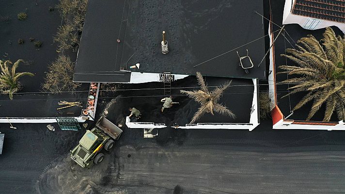 Telediario 1 - Los vecinos luchan contra la ceniza 55 días después del comienzo de la erupción del volcán de la Palma