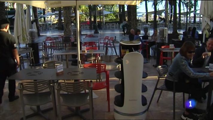 L'informatiu - Comunitat Valenciana - El robot camarero que busca ayudar a la hostelería