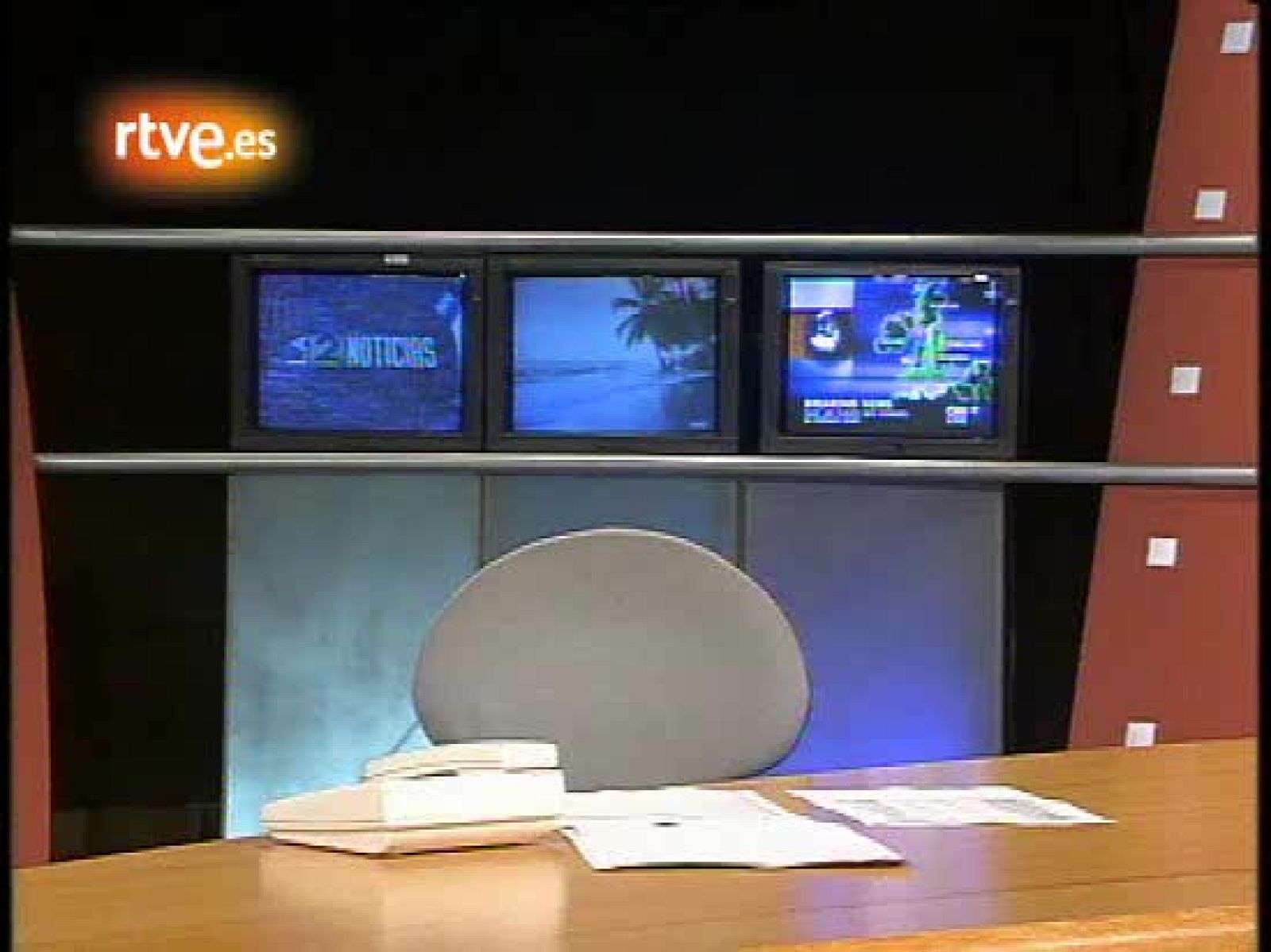 Así presentó Lorenzo Milá la película 'El hombre sin sombra' en La 2 Noticias en el año 2000. Es, probablemente, la primera vez que un presentador de informativos se vuelve 'invisible'.