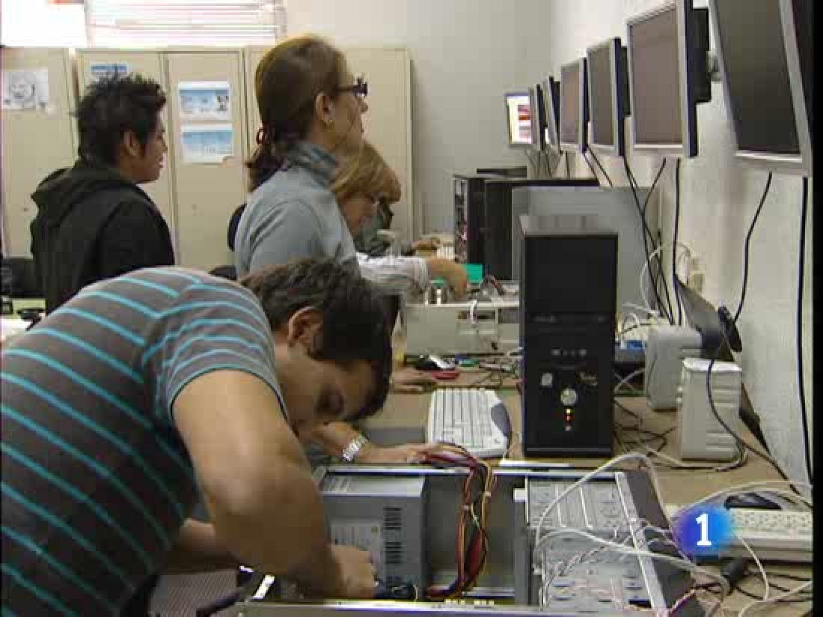 De momento, la ayuda extraordinaria de 420 euros llega a menos parados de los que se esperaba. | Ver