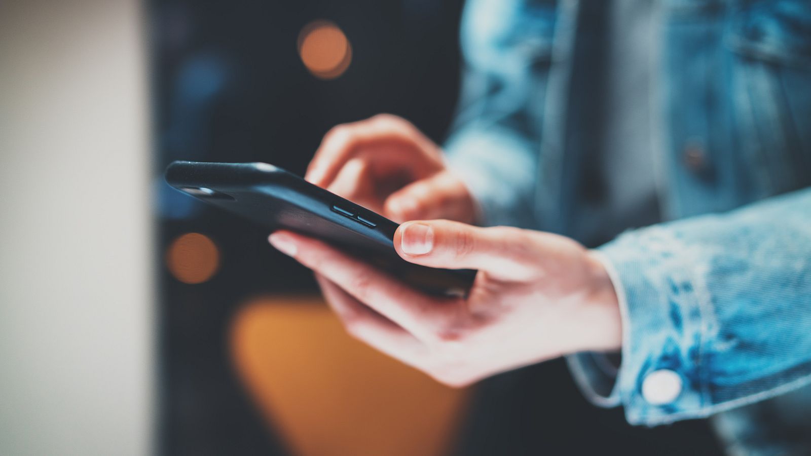 Un tercio de los hogares españoles ya no tienen teléfono fijo, solo móvil | Ver