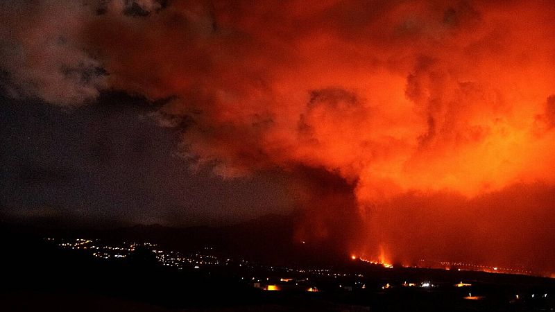 La lava llega al mar por un tercer punto mientras comienzan a repartirse las ayudas en La Palma