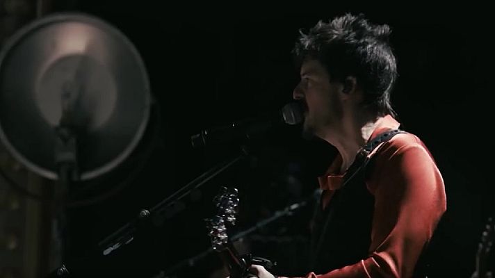 Telediario 1 - Coque Malla echa la vista atrás con 'El astronauta gigante', un recopilatorio de toda su carrera