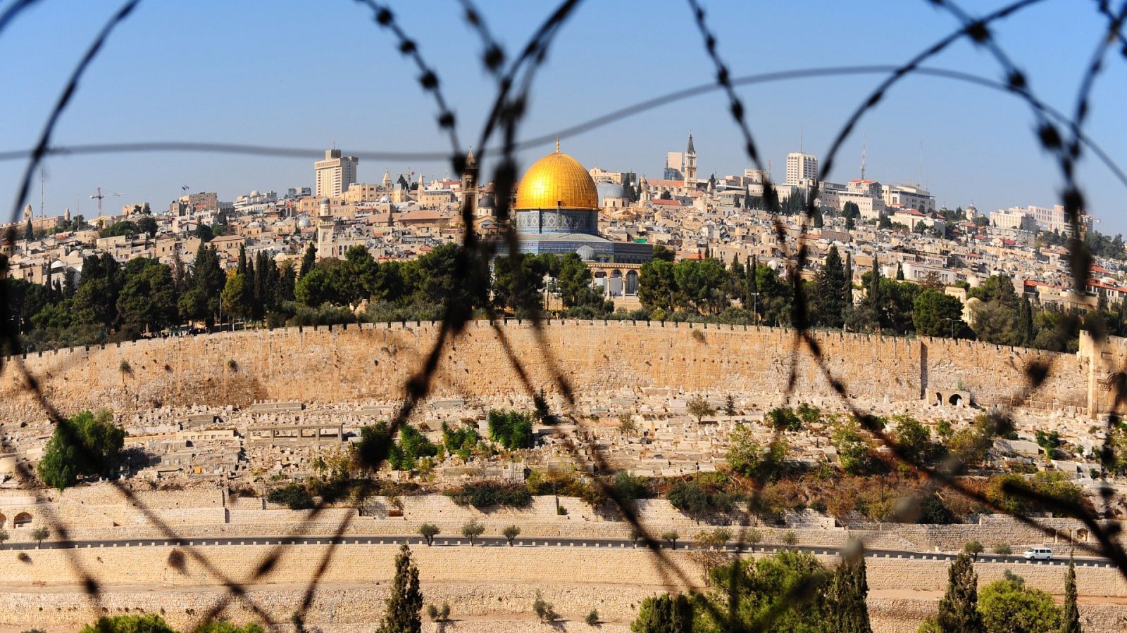 Vista desde el Monte de los Olivos a través del alambre de púas, como símbolo del conflicto palestino israelí