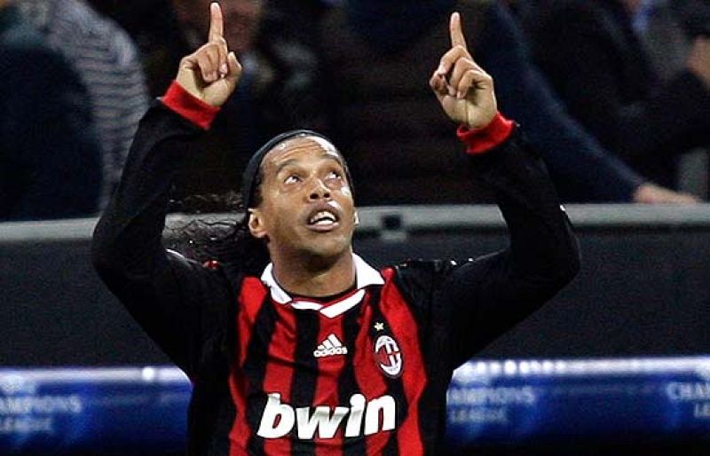 Ronaldinho marca de nuevo (1-1)