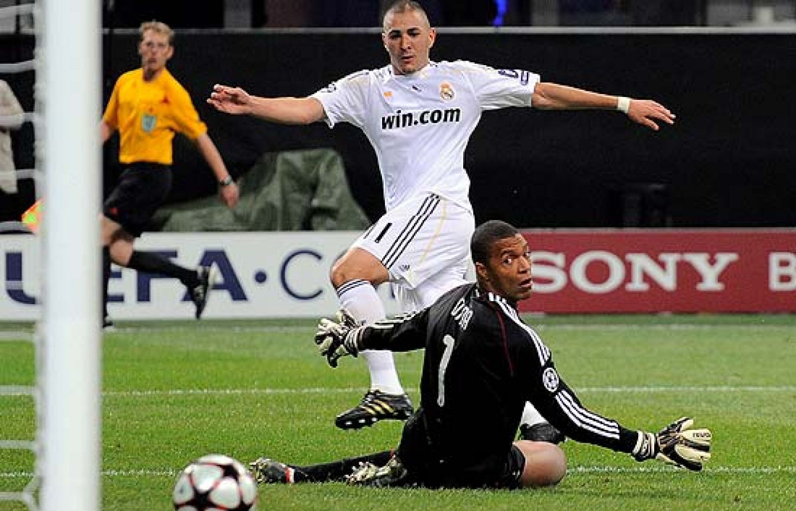 Benzema encuentra el hueco (0-1) - Champions League | Ver