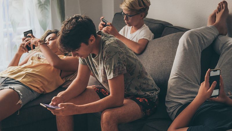 Uno de cada tres adolescentes está enganchado a internet - Informativo 24h | Ver