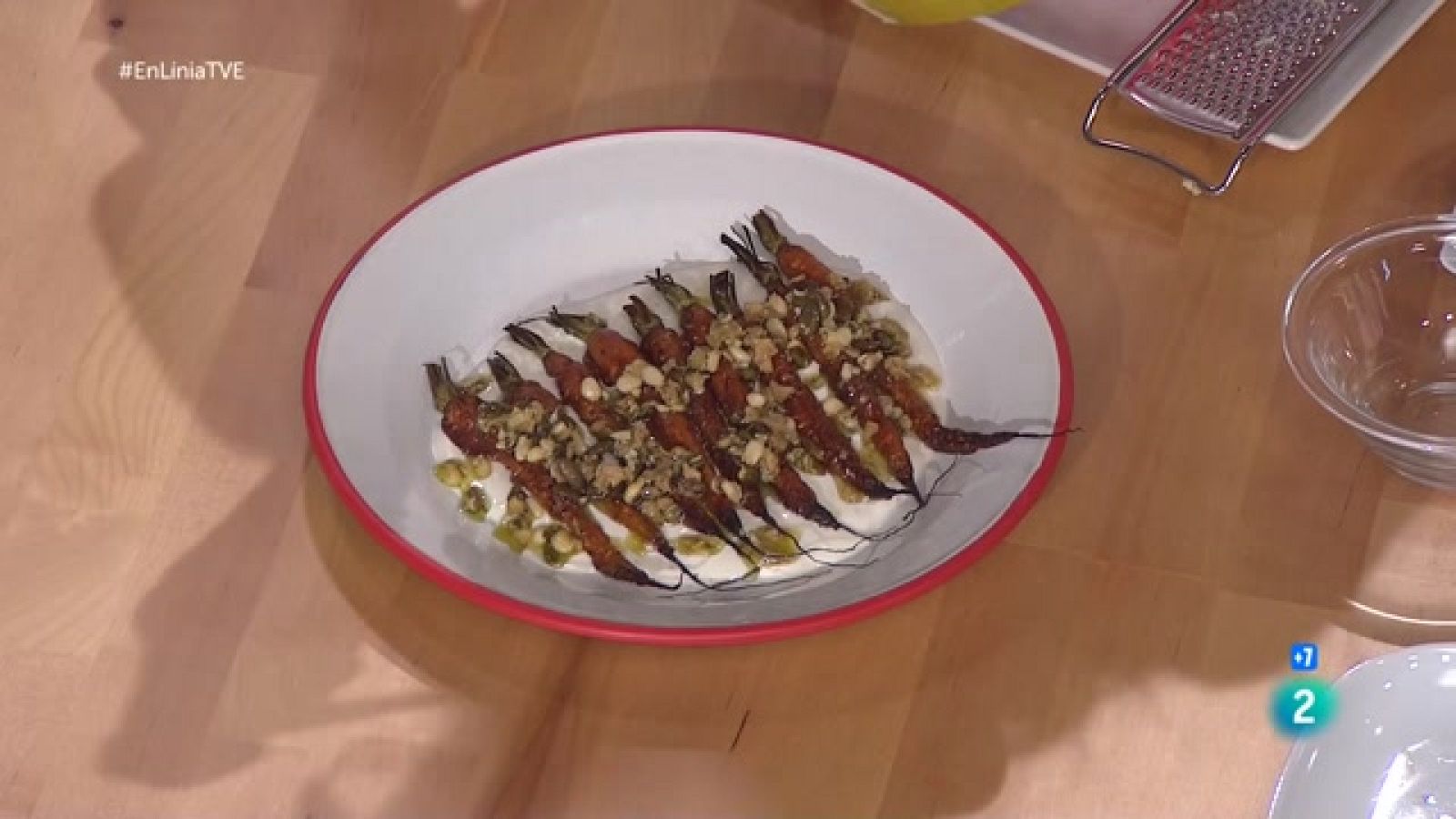 En línia  - Pastanagues rostides amb salsa de iogurt