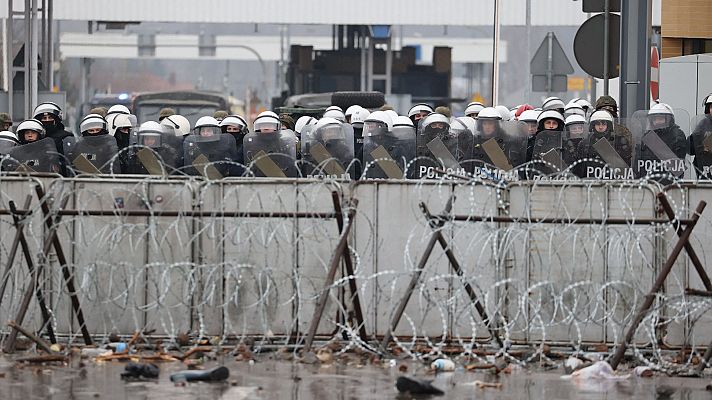 Telediario 2 - Un policía polaco resulta herido grave en el enfrentamiento en la frontera bielorruso-polaca