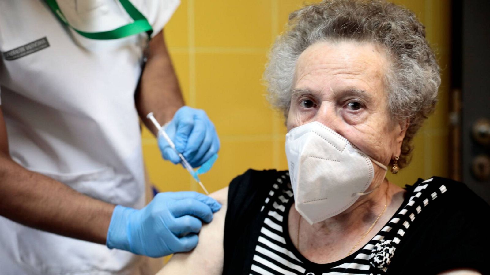 Sanidad estudia administrar la tercera dosis a los mayores de 60