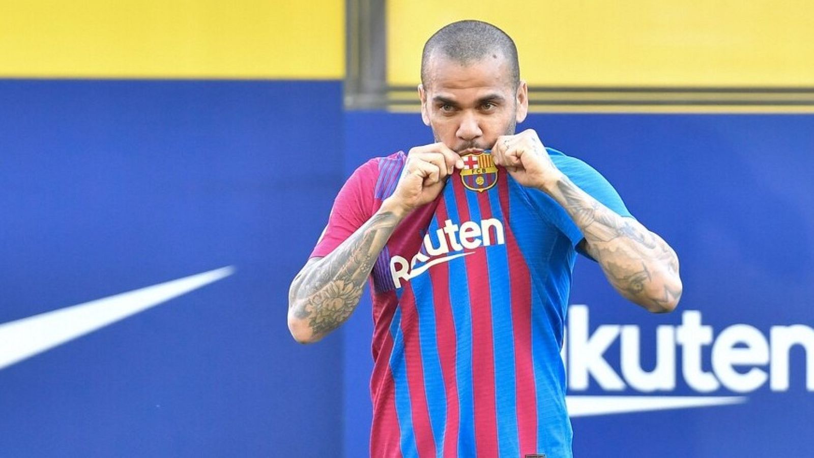 Dani Alves: "Vuelvo para hacer grande otra vez al Barça"