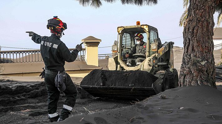 Telediario 1 - Lluvia y ceniza, la combinación que preocupa a los vecinos de La Palma: "Hay que limpiar por el peso"