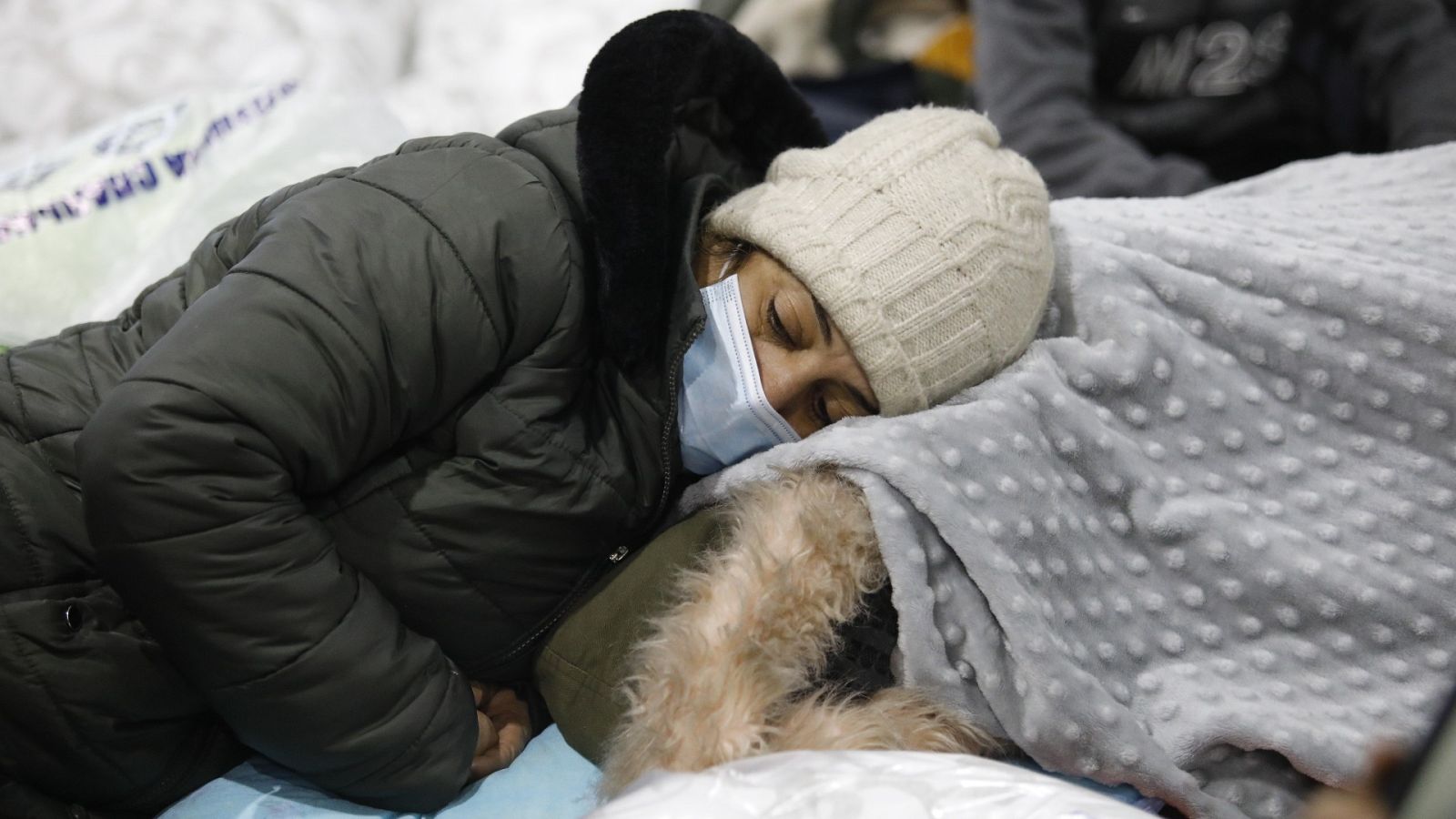 Migrantes duermen en un campamento