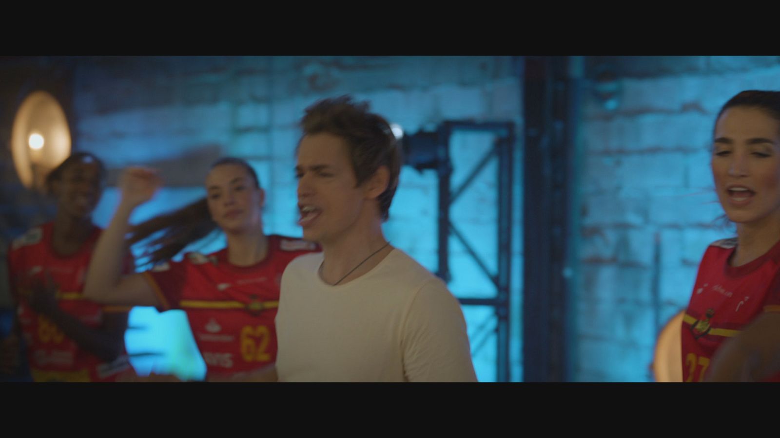 Las Guerreras graban con Baute el videoclip para el Mundial de balonmano: 'LaLaGol' -- Ver ahora