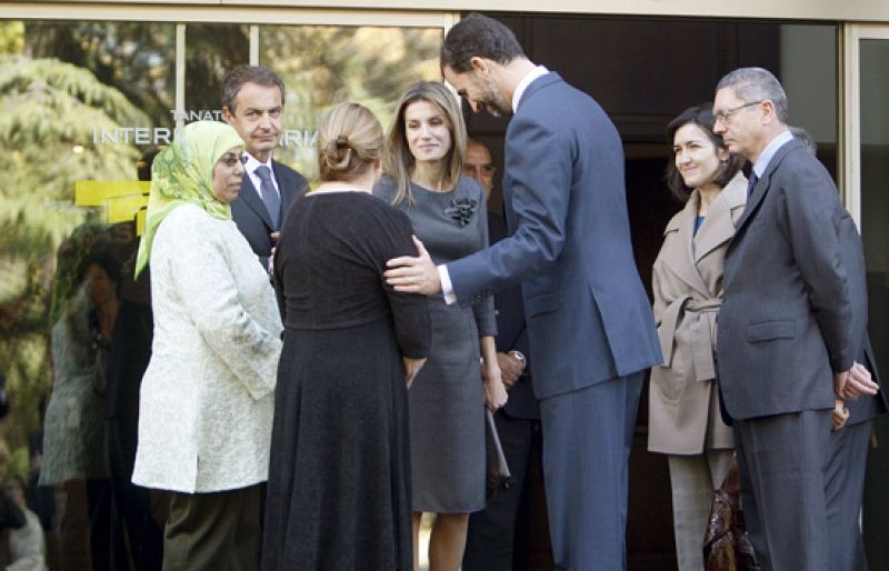 Personajes del mundo de la cultura, políticos y ciudadanos de a pie despiden en la capilla ardiente a Ayala | Ver