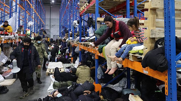 Telediario 2 - Bielorrusia traslada a una nave a más de 2.000 migrantes atrapados en su frontera con Polonia