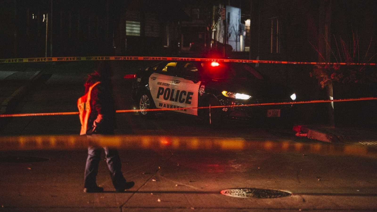 Mueren al menos cinco personas tras arrollar un coche un desfile navideño en Wisconsin - Ver ahora