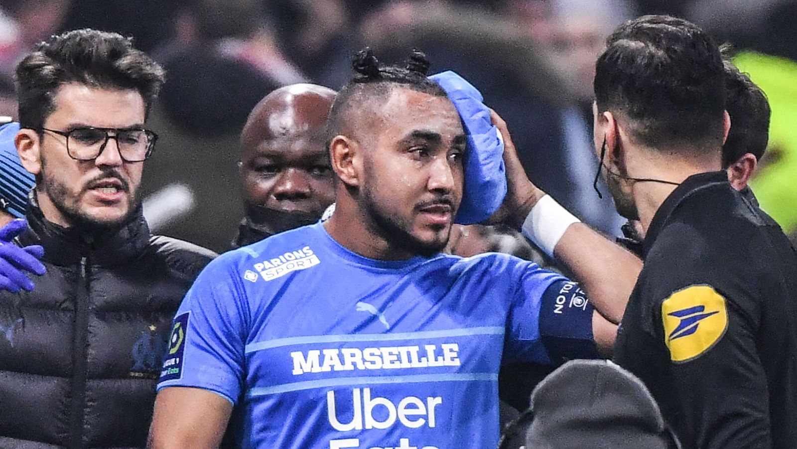 Suspendido el Lyon-Marsella tras un botellazo a Payet | Ver