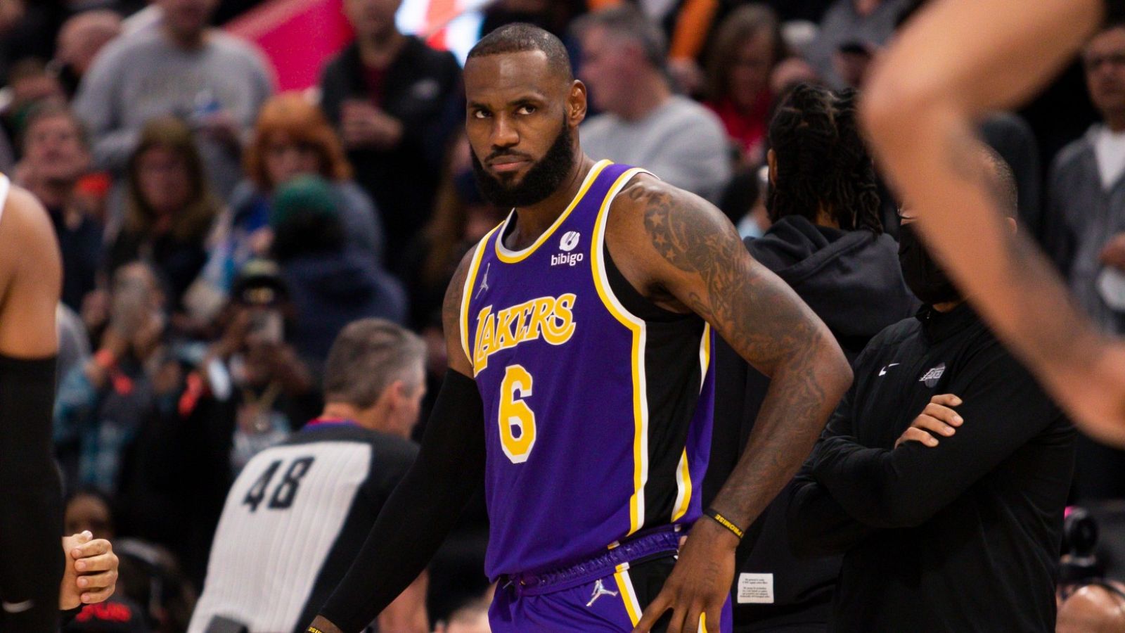 La expulsión de LeBron James desata la remontada de Lakers | Ver