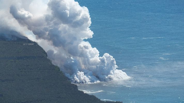 Telediario 1 - Una nueva colada del volcán de La Palma llega al mar y obliga a confinar a los vecinos de Tazacorte