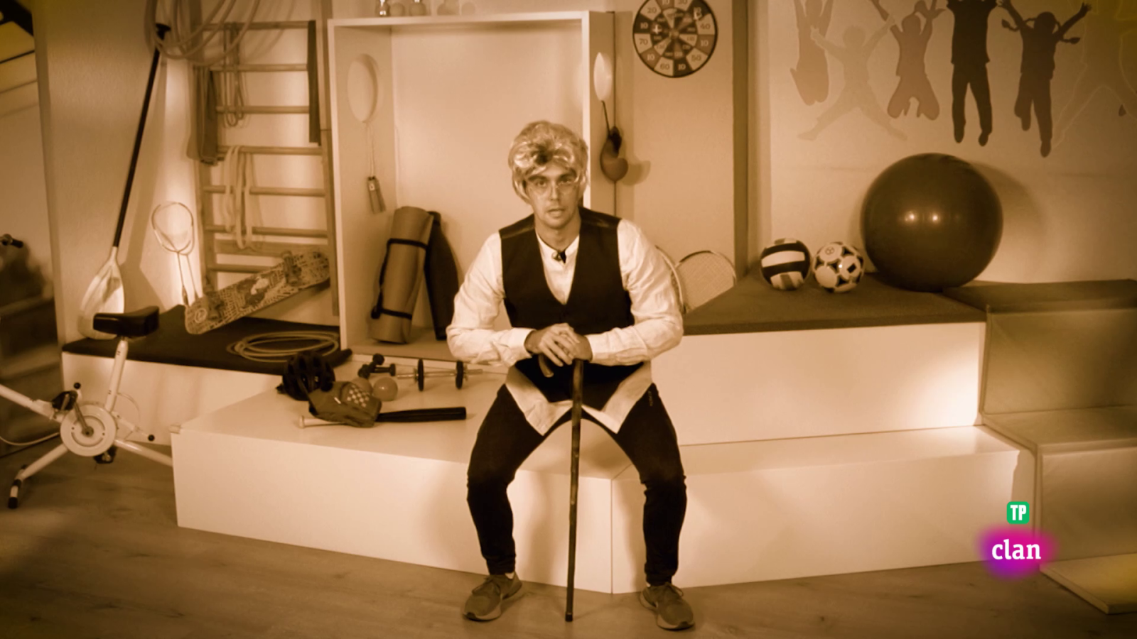 EDUCACIÓN FÍSICA - El abuelo hace sentadillas - Aprendemos en Clan | Ver