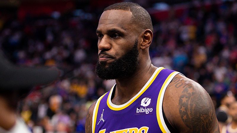 Primera sanción para James en la NBA tras su golpe a Stewart | Ver