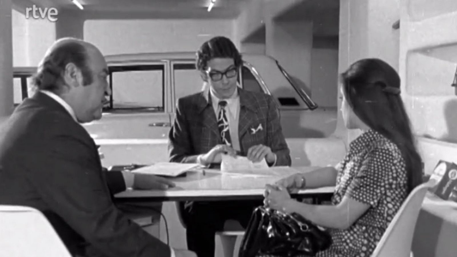 Stop - El descapotable. El cupé rojo - STOP | Ver