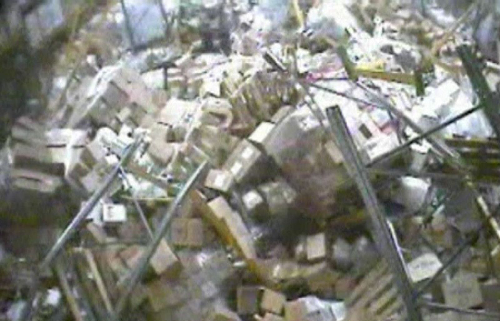 Queda sepultado bajo miles de botellas de vodka | Ver