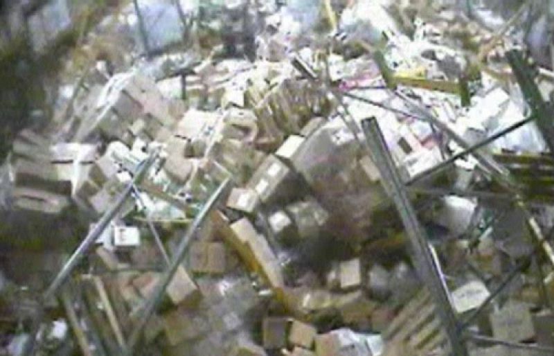 Queda sepultado bajo miles de botellas de vodka | Ver