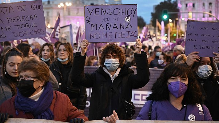 Telediario 2 - Miles de personas se manifiestan contra la violencia de género