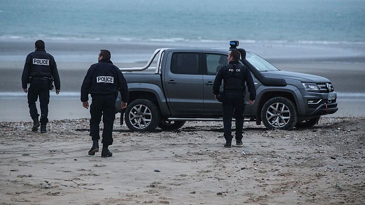 Telediario 1 - La policía francesa detiene a cinco presuntos traficantes tras la muerte de al menos 27 migrantes en el Canal de la Mancha