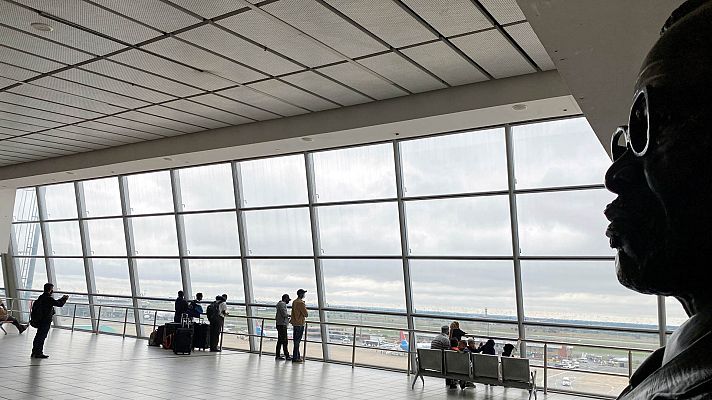 Telediario Fin de Semana - Cancelan vuelos en Sudáfrica por el temor a la nueva variante