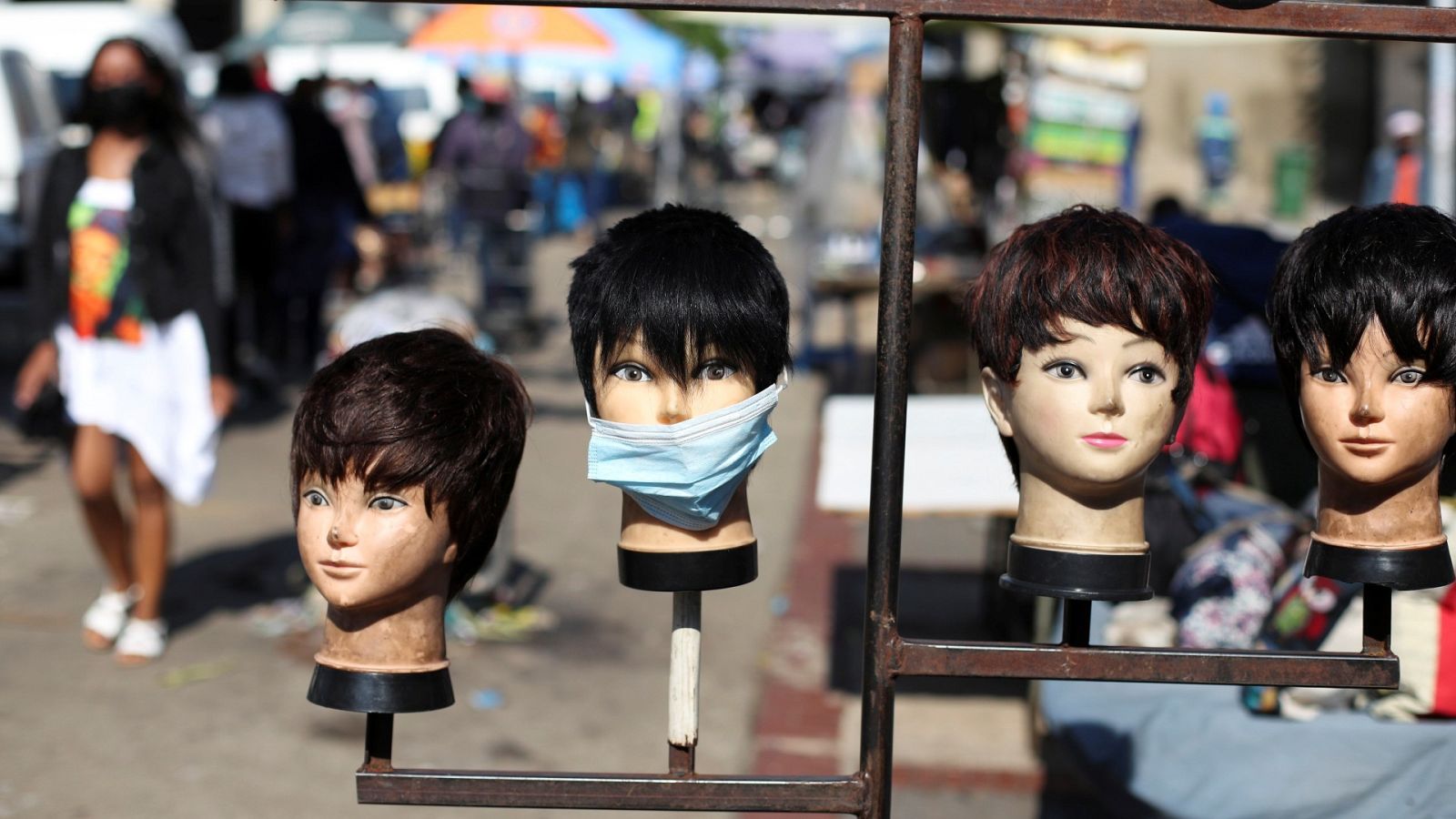 Quique Bassat: "La variante ómicron debe servir para saber que todos tenemos que estar vacunados contra la COVID-19"