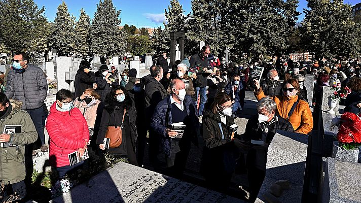 Informativo 24h - Cientos de personas despiden a Almudena Grandes con sus libros en la mano