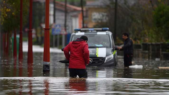 Telediario 1 - Continúan las fuertes lluvias, que desbordan el Ebro y el Nervión al norte de la península