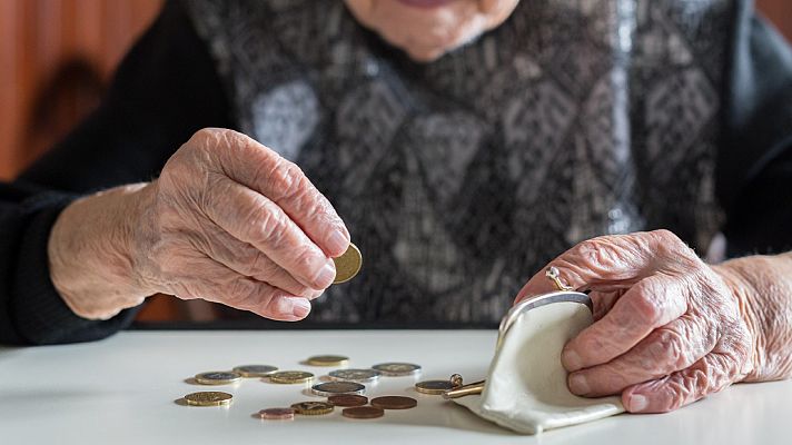 Telediario 2 - Las pensiones subirán un 2,5 % en 2022, unos 26 euros mensuales de media