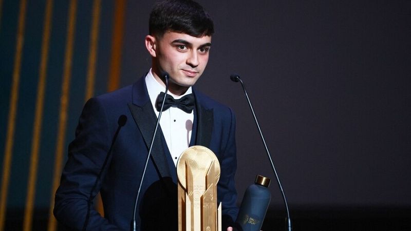Pedri recibe el Balón de Oro como mejor jugador sub-21
