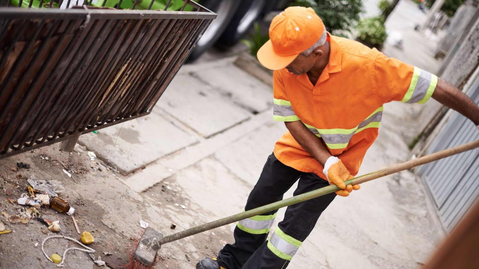 Basurero barriendo el suelo de la calle