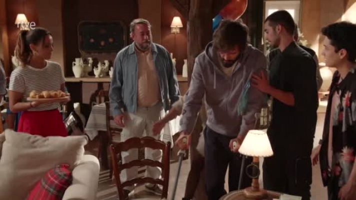 Dos vidas - Tirso grita a los vecinos de Robledillo