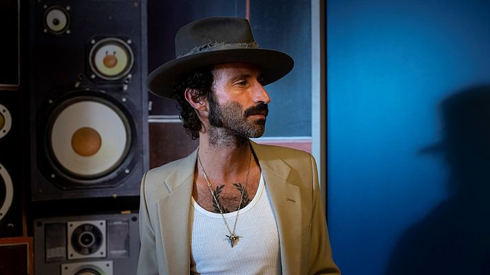 Telediario 2 - Vuelve Leiva con 'Cuando te muerdes el labio'