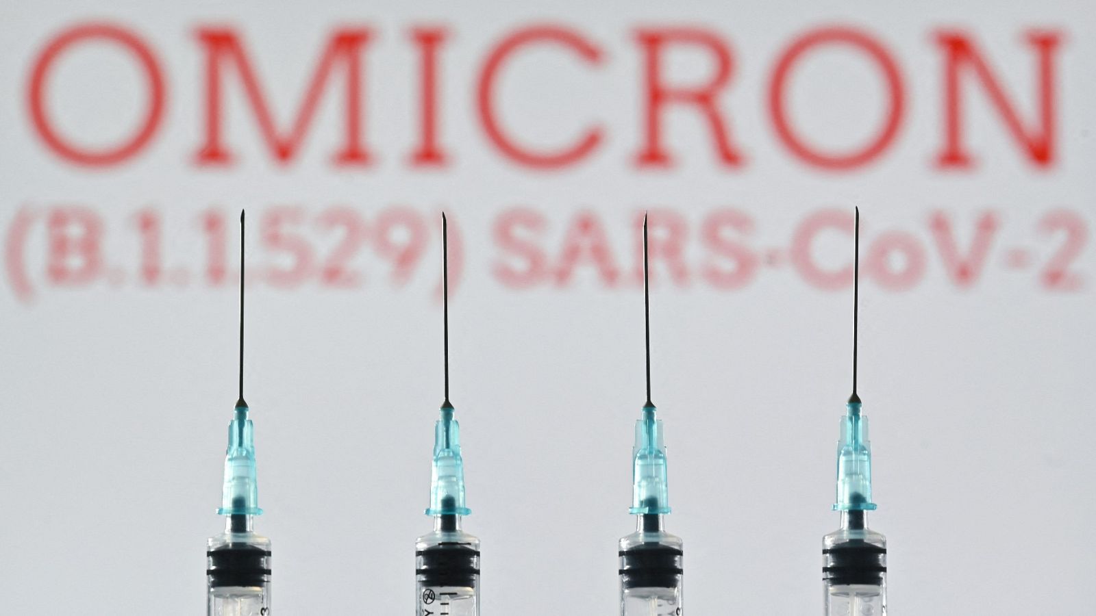 Sanidad informa de "cinco casos confirmados" de la variante ómicron en España