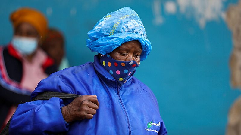 Los primeros datos en Sudáfrica muestran que los vacunados que se contagian con ómicron presentan síntomas leves