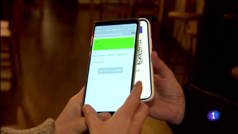 Clients i restauradors es carreguen de paciència el primer dia d'obligació del passaport covid