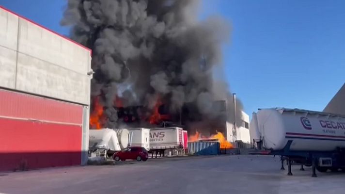 Telediario 1 - Trece personas heridas al incendiarse una empresa de residuos en Tarragona