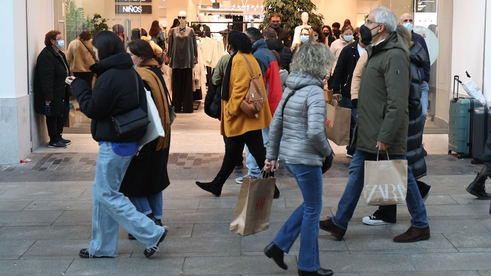 Aglomeraciones en varias ciudades españolas por el puente de la Constitución